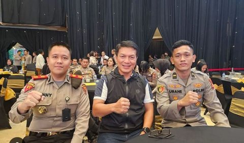 Jenderal Bintang Dua Polisi Pose dengan Dua Perwira Muda <br>