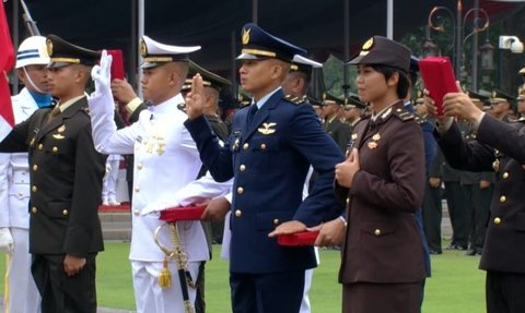 Jenderal Bintang Dua Polisi Diapit Dua Perwira Muda Anak Mantan Kapolri