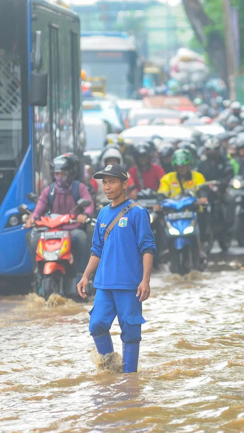 Kondisi ini tentu menyebabkan akses Jalan Raya Bogor di kawasan itu tergenang air setinggi 60 cm.