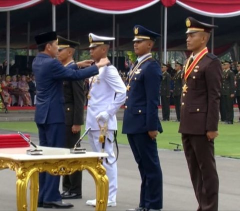 Jenderal Bintang Dua Polisi Diapit Dua Perwira Muda Anak Mantan Kapolri