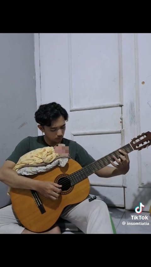 Momen Ayah Taruh Bayi Baru Lahir di Atas Gitar Sambil 'Genjreng' Ini Viral, Banjir Komentar Warganet