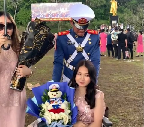 Aksi Perempuan Datangi Wisuda Jurit Kekasih Meski Kaki Cedera Ini Curi Perhatian, Banjir Pujian