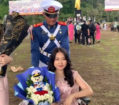 Aksi Perempuan Datangi Wisuda Jurit Kekasih Meski Kaki Cedera Ini Curi Perhatian, Banjir Pujian