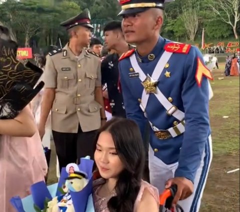 Aksi Perempuan Datangi Wisuda Jurit Kekasih Meski Kaki Cedera Ini Curi Perhatian, Banjir Pujian