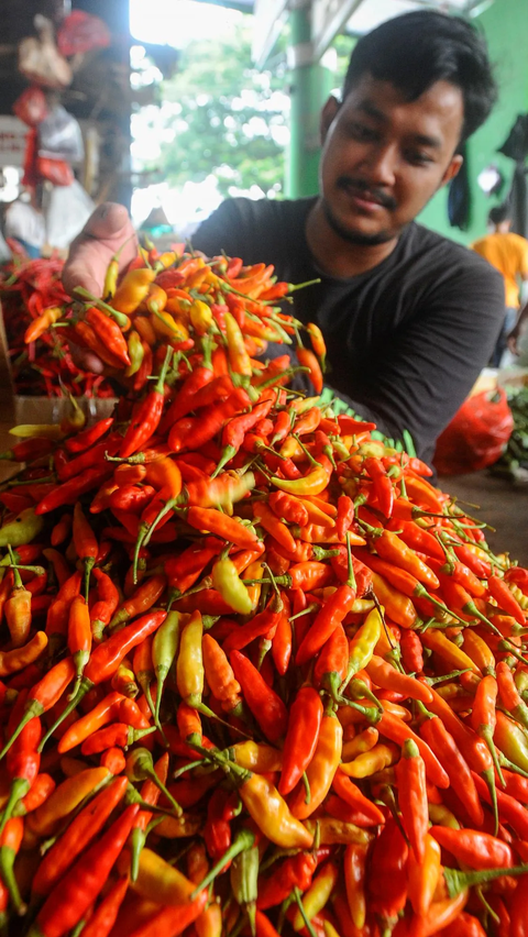 Namun di tengah ketidakpastian pasar, harga cabai rawit merah di pasar tersebut melonjak dari Rp.65.000 per kilogram menjadi  Rp.85.000 per kilogram.