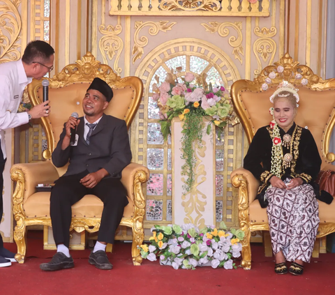 Sebanyak seratus pasang pengantin mengikuti nikah massal oleh Pemerintah Kota Palembang. Mereka mendapat tawaran bulan madu di rumah dinas Wali Kota Palembang.