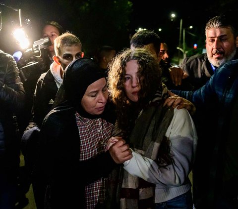 Aktivis wanita terkemuka Palestina, Ahed Tamimi dibebaskan dari penjara Israel. Tamimi dibebaskan bersama puluhan warga Palestina lain yang ditahan Israel ketika gencatan senjata berlanjut pada Rabu (29/11/2023).