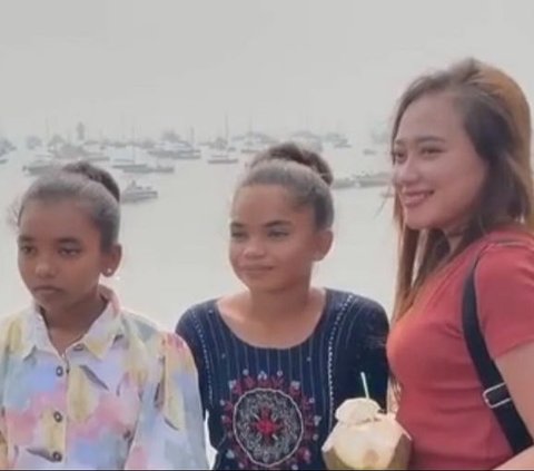 Like Famous Artists, Indonesian Women are Crowded with Requests for Photos in India: 'Actually We are Celebrities, Just in the Wrong Country'