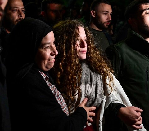 FOTO: Aktivis Wanita Palestina Ahed Tamimi Dibebaskan dari Penjara Israel