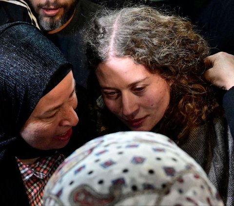 FOTO: Aktivis Wanita Palestina Ahed Tamimi Dibebaskan dari Penjara Israel