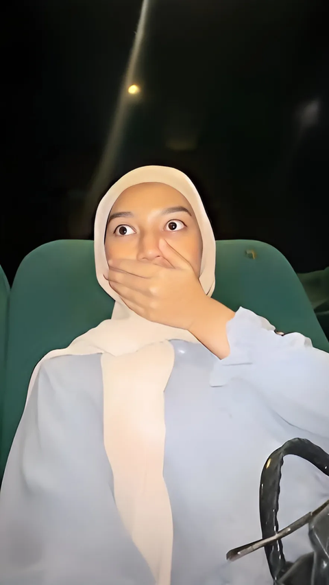 Feeling Renting One Studio, This Woman Becomes the Only Audience in the Cinema Showing a Horror Movie, the Vibe Makes Her Tremble!