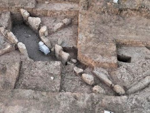 Sensation of Discovery of a 5,500-Year-Old Gate beneath a Factory