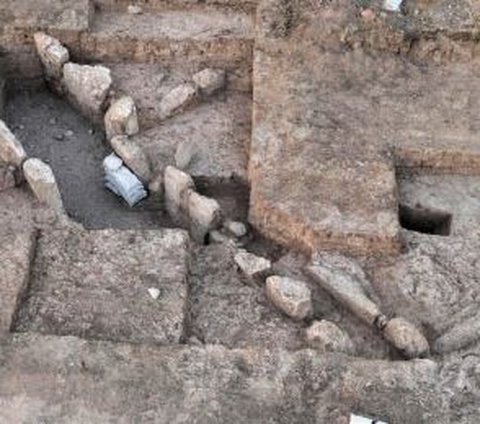 Sensation of Discovery of a 5,500-Year-Old Gate beneath a Factory