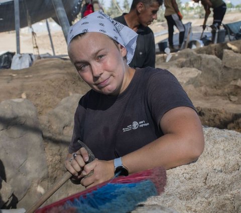 Sensation of Discovery of a 5,500-Year-Old Gate beneath a Factory