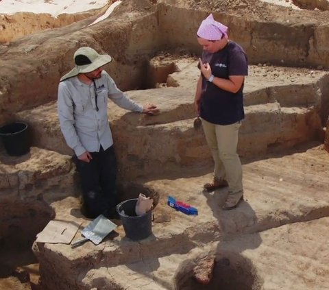 Sensation of Discovery of a 5,500-Year-Old Gate beneath a Factory