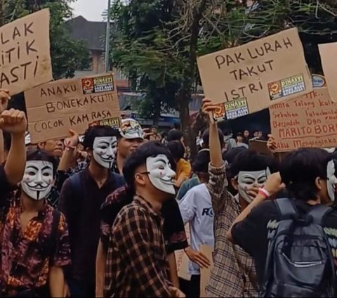 Ratusan mahasiswa dari berbagai kampus melakukan mimbar bebas di Lapangan Reformasi Unika St. Thomas, Medan, Sumatera Utara, Kamis (30/11/2023). Dalam aksinya, mereka menolak praktik politik dinasti dan mengkritisi putusan Mahkamah Konstitusi (MK) terkait batas usia capres dan cawapres.