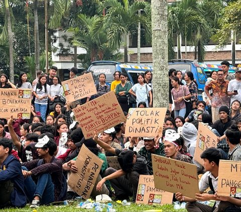 FOTO: Ratusan Mahasiswa di Medan Unjuk Rasa Tolak Politik Dinasti