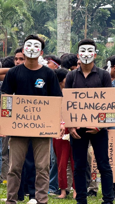 Seorang mahasiswa mengangkat poster saat melakukan mimbar bebas di Lapangan Reformasi Unika St. Thomas, Medan, Sumatera Utara, Kamis (30/11/2023).
