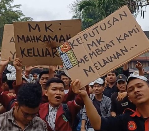 FOTO: Ratusan Mahasiswa di Medan Unjuk Rasa Tolak Politik Dinasti