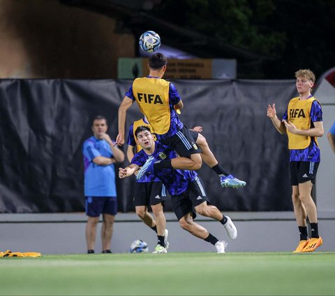 Setelah gagal melaju ke babak final, Timnas Argentina U-17 kini bertekad untuk merebut peringkat ketiga Piala Dunia U-17 2023. Claudio Echeverri dkk siap bermain habis-habisan saat menghadapi Mali U 17 pada Jumat (1/12/2023) besok.<br>