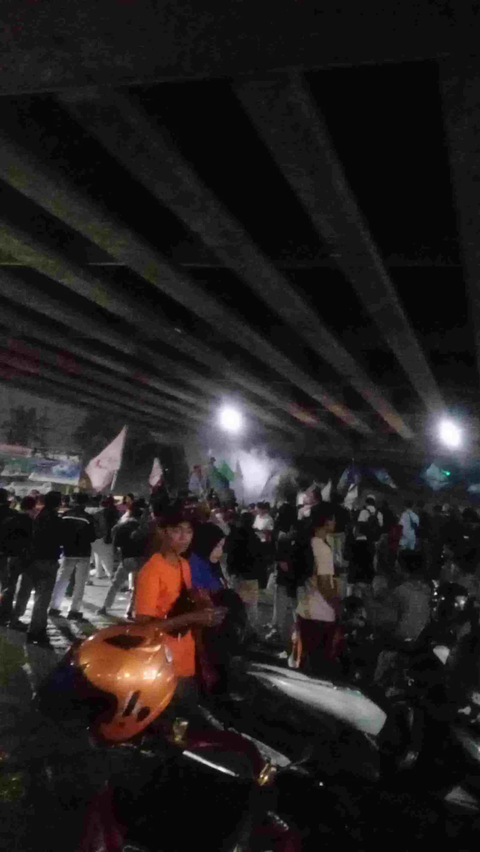 Potret Sopir Truk di Bekasi Pilih Tidur Gara-Gara Terjebak Macet 6 Jam karena Demo Buruh