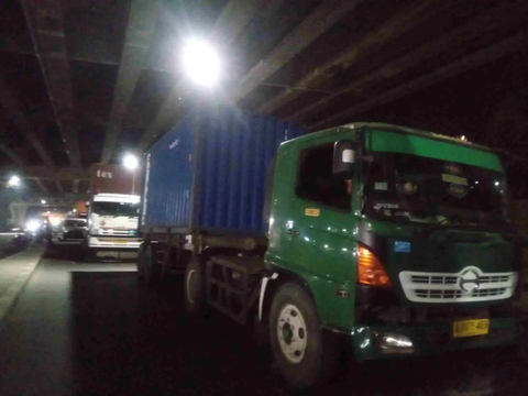 Potret Sopir Truk di Bekasi Pilih Tidur Gara-Gara Terjebak Macet 6 Jam karena Demo Buruh