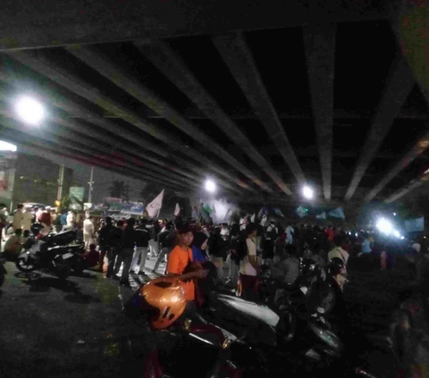 Potret Sopir Truk di Bekasi Pilih Tidur Gara-Gara Terjebak Macet 6 Jam karena Demo Buruh