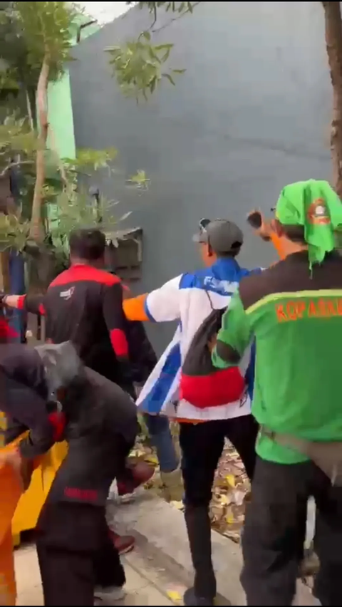 Detik-Detik Dua Anggota Satpol PP Dikeroyok Buruh saat Demo UMK di Surabaya