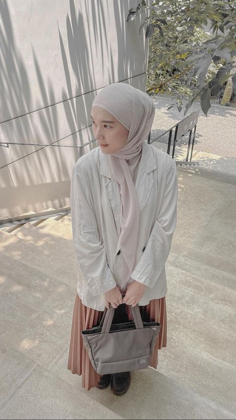 Mix and Match Formal Outfits with a Loose Vibe for Hijabers