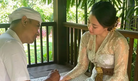 Penampilan Sherina yang tampil mengenakan pakaian tradisional Bali tak luput dari perhatian para netizen. Mereka menuliskan berbagai komentar.<br>