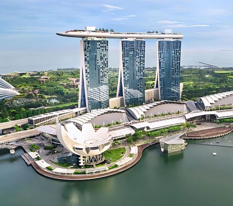 Viral! Aksi Pria Nekat Buang Hajat Tepat di Pintu Masuk Marina Bay Sands Singapura, Tidak Diketahui Nasibnya Selanjutnya