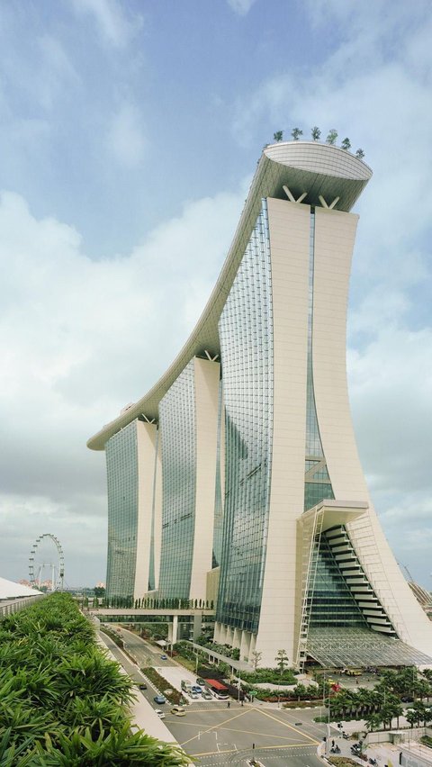 Heboh! Pria Ini Nekat Buang Hajat di Pintu Masuk Marina Bay Sands Singapura