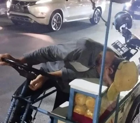 Viral Ice Cream Seller in Jakarta Dies While Selling, Body Found Lying on a Bicycle