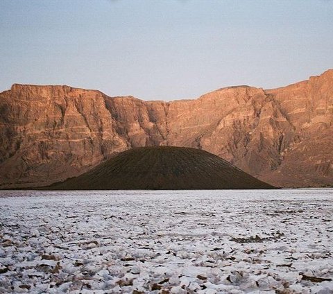 Ngeri! Foto Penampakan 'Tengkorak' Raksasa di Gurun Sahara Menatap Tajam ke Luar Angkasa, Ternyata Begini Faktanya