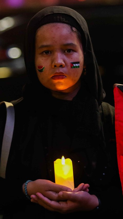 FOTO: Aktivis Greenpeace Gelar Aksi Solidaritas Dukung Palestina di Bundaran HI