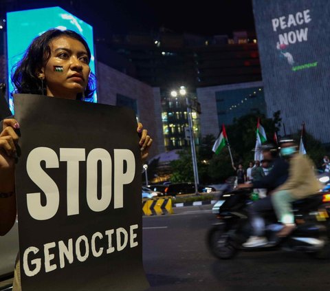 Aktivis Greenpeace Indonesia  menggelar aksi solidaritas untuk Palestina di kawasan Bundaran HI, Jakarta, Jumat (3/11/2023). Aksi ini digelar sebagai bentuk dukungan kepada rakyat Palestina yang menghadapi serangan-serangan brutal Israel.<br>