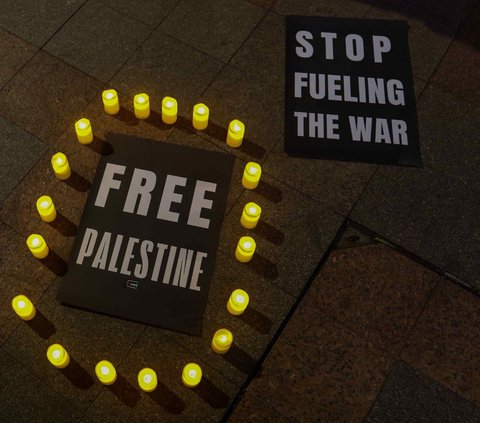 FOTO: Aktivis Greenpeace Gelar Aksi Solidaritas Dukung Palestina di Bundaran HI