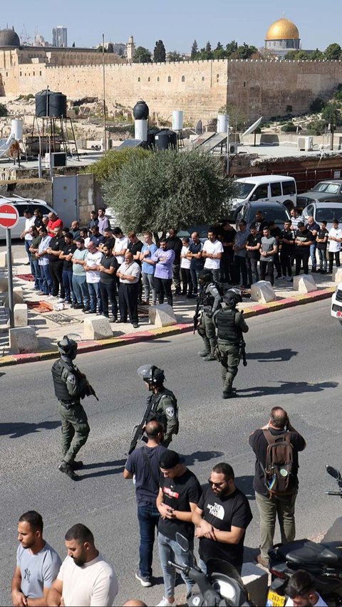 FOTO: Muslim Palestina Tak Gentar Salat Jumat di Tengah Penjagaan Ketat Polisi Israel Bersenjata Lengkap