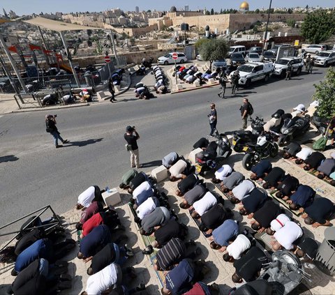 Sejumlah muslim Palestina tak gentar melaksanakan salat Jumat meskipun mendapat penjagaan ketat dari polisi Israel bersenjata lengkap di Yerusalem, pada 3 November 2023.