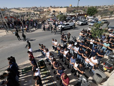 FOTO: Muslim Palestina Tak Gentar Salat Jumat di Tengah Penjagaan Ketat Polisi Israel Bersenjata Lengkap