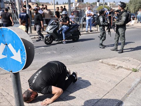 FOTO: Muslim Palestina Tak Gentar Salat Jumat di Tengah Penjagaan Ketat Polisi Israel Bersenjata Lengkap