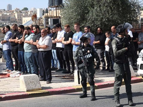 FOTO: Muslim Palestina Tak Gentar Salat Jumat di Tengah Penjagaan Ketat Polisi Israel Bersenjata Lengkap