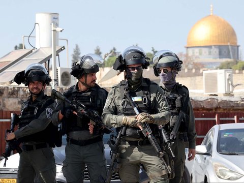 FOTO: Muslim Palestina Tak Gentar Salat Jumat di Tengah Penjagaan Ketat Polisi Israel Bersenjata Lengkap