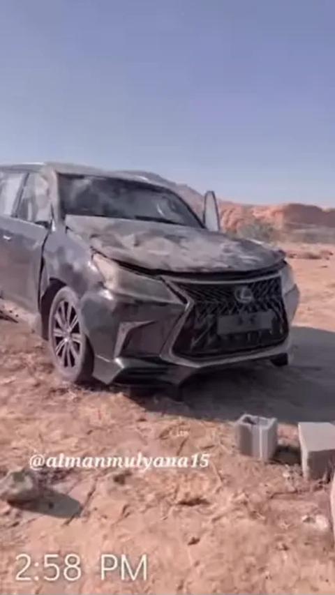 Portrait of Luxury Car Trash in Mecca, Rp3 Billion Lexus Thrown in the Desert.