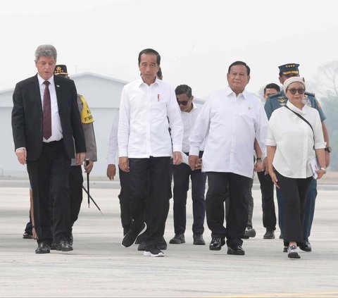 Presiden Joko Widodo atau Jokowi resmi melepas pengiriman bantuan kemanusiaan untuk rakyat Palestina di Jalur Gaza, di Lanud Halim Perdanakusuma, Jakarta, Sabtu (4/11/2023). Total bantuan yang dikirimkan adalah 51,5 ton.