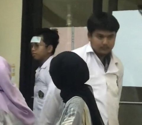 Viral Mahasiswa Tetap Berangkat Kuliah Walaupun Sakit DBD, Pakai Plester Demam ke Kampus