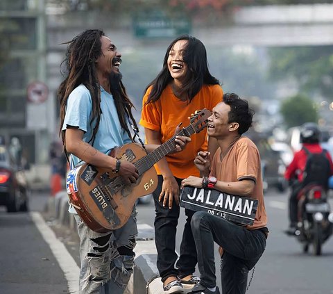 Warung Owner Surprised to Meet a Rich Busker, He Speeds Home on an Expensive Big Motorcycle