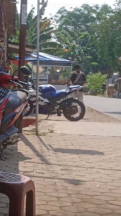 Warung Owner Surprised to Meet a Rich Busker, He Speeds Home on an Expensive Big Motorcycle