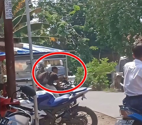 Warung Owner Surprised to Meet a Rich Busker, He Speeds Home on an Expensive Big Motorcycle