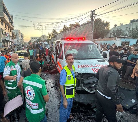 Israel membombardir konvoi ambulans di RS Al-Shifa, Jalur Gaza, pada Jumat (4/11/2023). Kementerian Kesehatan Gaza mengungkapkan bahwa sebanyak 15 orang tewas dan 60 lainnya terluka akibat serangan tersebut.<br>